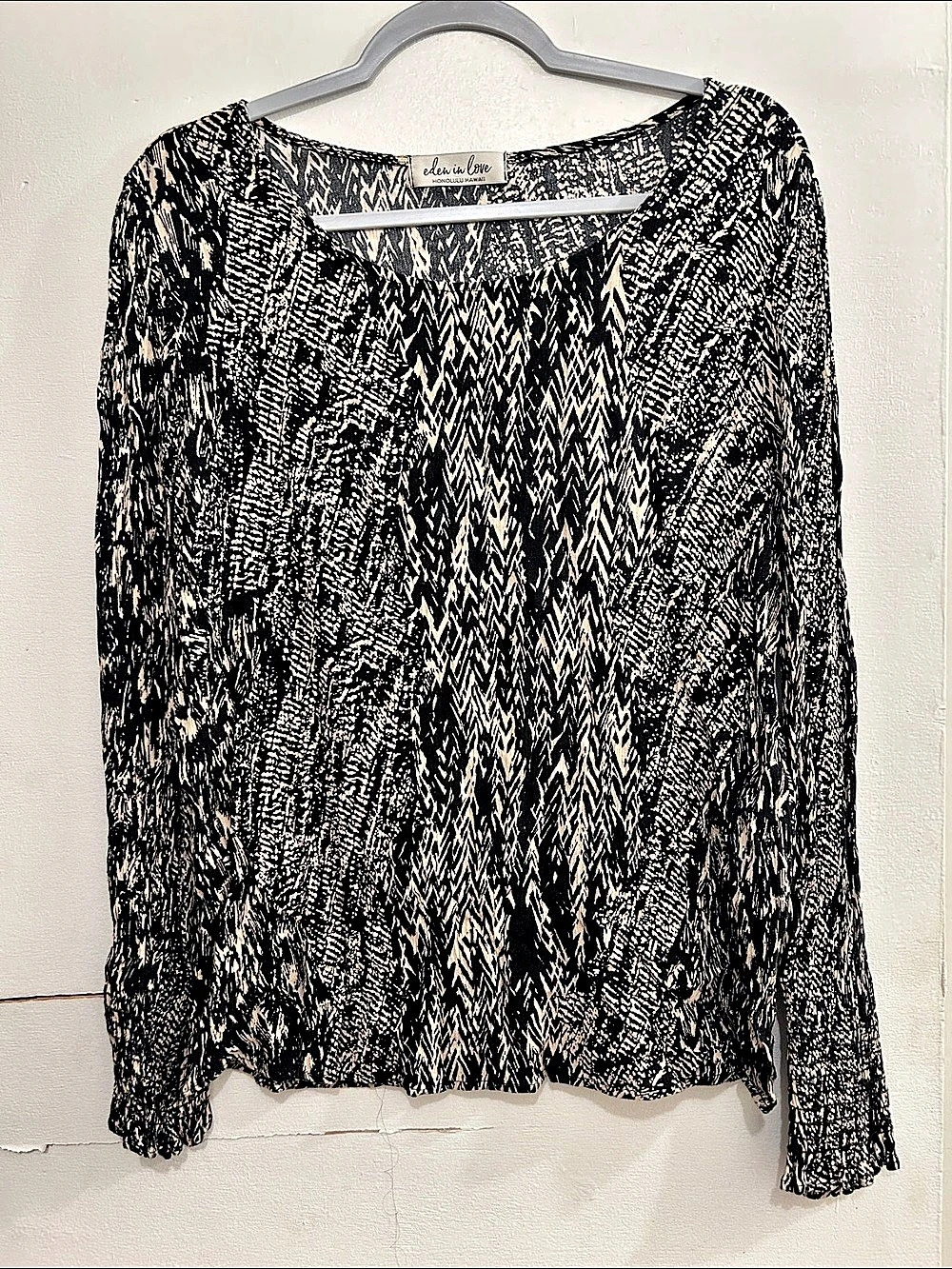 Eden in love Hawai’i Abstract Long Sleeve Top in Black & White Like New
